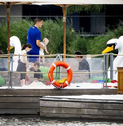 WOLFSBURG - Joey Veerman with his son from the Dutch national team, Nationalteam cool off at the hotel pool on the first rest day of the European Championship, EM, Europameisterschaft on June 27, 2024 in Wolfsburg, Germany. ANP KOEN VAN WEEL UEFA EURO, EM, Europameisterschaft,Fussball 2024 Germany 2024 xVIxANPxSportx xxANPxIVx 502188596 originalFilename: 502188596.jpg