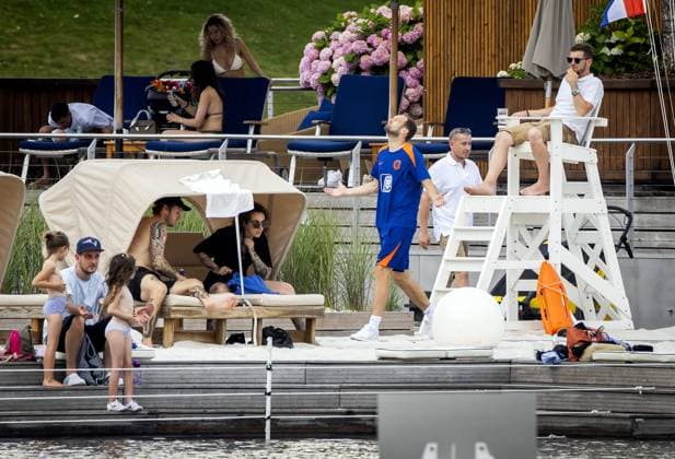 WOLFSBURG - Daley Blind of the Dutch national team, Nationalteam cools off at the hotel pool on the first rest day of the European Championship, EM, Europameisterschaft on June 27, 2024 in Wolfsburg, Germany. ANP KOEN VAN WEEL UEFA EURO, EM, Europameisterschaft,Fussball 2024 Germany 2024 xVIxANPxSportx xxANPxIVx 502188652 originalFilename: 502188652.jpg