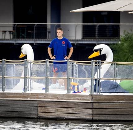 WOLFSBURG - Joey Veerman of the Dutch national team, Nationalteam cools off with his son at the hotel pool on the first rest day of the European Championship, EM, Europameisterschaft on June 27, 2024 in Wolfsburg, Germany. ANP KOEN VAN WEEL UEFA EURO, EM, Europameisterschaft,Fussball 2024 Germany 2024 xVIxANPxSportx xxANPxIVx 502188808 originalFilename: 502188808.jpg