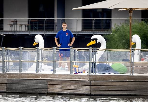 Sport Bilder des Tages WOLFSBURG - Joey Veerman of the Dutch national team, Nationalteam cools off with his son at the hotel pool on the first rest day of the European Championship, EM, Europameisterschaft on June 27, 2024 in Wolfsburg, Germany. ANP KOEN VAN WEEL UEFA EURO, EM, Europameisterschaft,Fussball 2024 Germany 2024 xVIxANPxSportx xxANPxIVx 502188818 originalFilename: 502188818.jpg