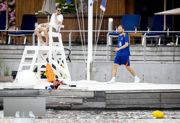 WOLFSBURG - Daley Blind of the Dutch national team, Nationalteam cools off at the hotel pool on the first rest day of the European Championship, EM, Europameisterschaft on June 27, 2024 in Wolfsburg, Germany. ANP KOEN VAN WEEL UEFA EURO, EM, Europameisterschaft,Fussball 2024 Germany 2024 xVIxANPxSportx xxANPxIVx 502188841 originalFilename: 502188841.jpg