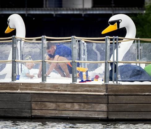 WOLFSBURG - Joey Veerman of the Dutch national team, Nationalteam cools off with his son at the hotel pool on the first rest day of the European Championship, EM, Europameisterschaft on June 27, 2024 in Wolfsburg, Germany. ANP KOEN VAN WEEL UEFA EURO, EM, Europameisterschaft,Fussball 2024 Germany 2024 xVIxANPxSportx xxANPxIVx 502189785 originalFilename: 502189785.jpg