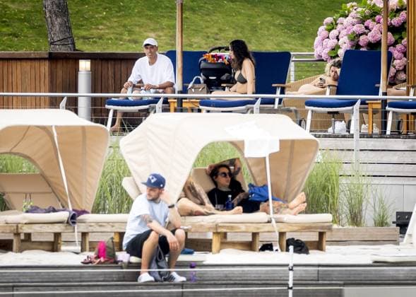 WOLFSBURG - Tijjani Reijnders of the Dutch national team, Nationalteam cools down at the hotel pool on the first rest day of the European Championship, EM, Europameisterschaft on June 27, 2024 in Wolfsburg, Germany. ANP KOEN VAN WEEL UEFA EURO, EM, Europameisterschaft,Fussball 2024 Germany 2024 xVIxANPxSportx xxANPxIVx 502189864 originalFilename: 502189864.jpg