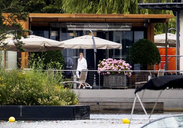 WOLFSBURG - Jerdy Schouten of the Dutch national team, Nationalteam cools off at the hotel pool on the first rest day of the European Championships, on June 27, 2024 in Wolfsburg, Germany. ANP KOEN VAN WEEL UEFA EURO, EM, Europameisterschaft,Fussball 2024 Germany 2024 xVIxANPxSportx xxANPxIVx 502190292 originalFilename: 502190292.jpg