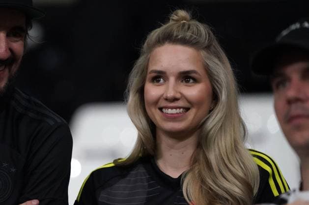 EURO 2024, Fussball, UEFA EURO, EM, Europameisterschaft,Fussball 2024, EM 2024, Gruppenphase, Gruppe A, Schweiz-Deutschland, 23.06.2024, Frankfurtarena , Frankfurt , Anika Bissel, Freundin Manuel Neuer, Deutschland, Aktion, Einzelbild