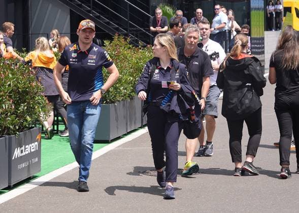 Formel 1 Großer Preis von Österreich 2024 27.06.2024, Red Bull Ring, Spielber, Formel 1 Großer Preis von Österreich 2024 , im Bild Max Verstappen (NLD), Oracle Red Bull Racing ist verspätet und rennt zur Pressekonferenz.