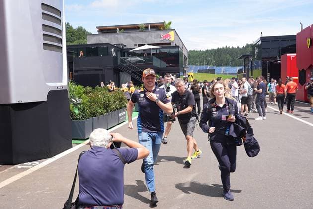 Formel 1 Großer Preis von Österreich 2024 27.06.2024, Red Bull Ring, Spielber, Formel 1 Großer Preis von Österreich 2024 , im Bild Max Verstappen (NLD), Oracle Red Bull Racing ist verspätet und rennt zur Pressekonferenz.