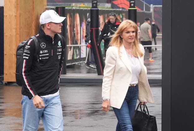 27.06.2024, Red Bull Ring, Spielber, Formel 1 Großer Preis von Österreich 2024 , im Bild Testfahrer Mick Schumacher (DEU), Mercedes-AMG Petronas Formula One Team mit seiner Mutter Corinna Schumacher. Defodi-506_20240627_hbr_0527