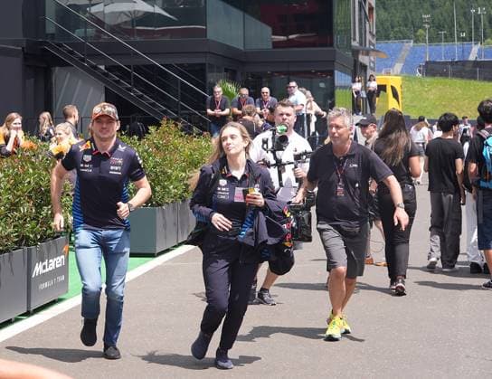Sport Bilder des Tages 27.06.2024, Red Bull Ring, Spielber, Formel 1 Großer Preis von Österreich 2024 , im Bild Max Verstappen (NLD), Oracle Red Bull Racing ist verspätet und rennt zur Pressekonferenz. Defodi-506_20240627_hbr_0915