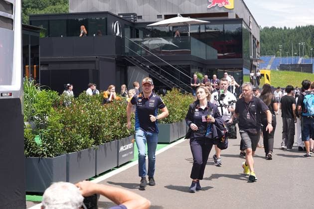27.06.2024, Red Bull Ring, Spielber, Formel 1 Großer Preis von Österreich 2024 , im Bild Max Verstappen (NLD), Oracle Red Bull Racing ist verspätet und rennt zur Pressekonferenz. Defodi-506_20240627_hbr_0916