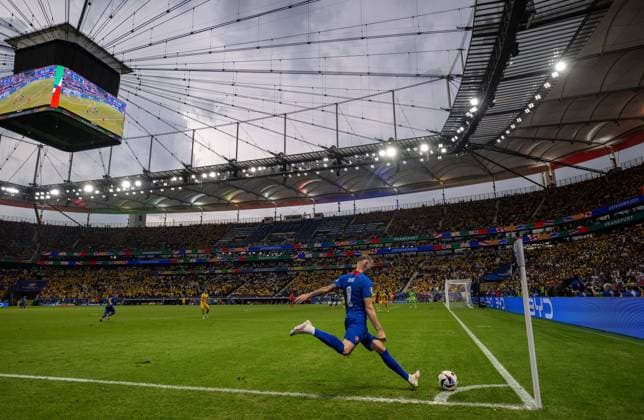FRANKFURT AM MAIN, GERMANY - JUNE 26: Ondrej Duda of Slovakia take a corner kick during the UEFA EURO, EM, Europameisterschaft,Fussball 2024 group stage match between Slovakia and Romania at Frankfurt Arena on June 26, 2024 in Frankfurt am Main, Germany. Photo by Sebastian Frej Slovakia v Romania: Group E - UEFA EURO 2024 Copyright: xSebastianxFrejx
