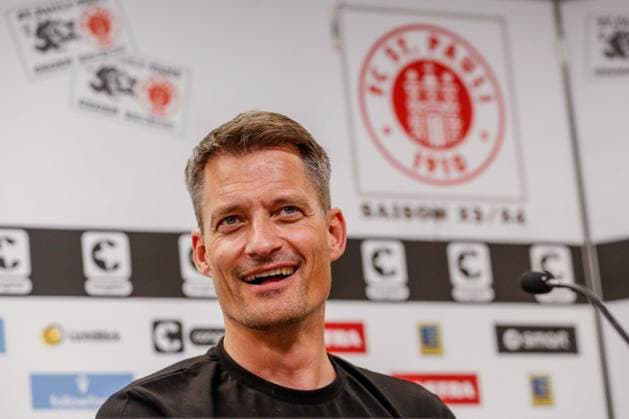 Sport Bilder des Tages Cheftrainer Alexander Blessin ( Pauli ) Deutschland , Hamburg , Millerntorstadion , Fussball , Bundesliga , Fussball Bundesliga , FC St. Pauli , Vorstellung von Cheftrainer Alexander Blessin *** Head Coach Alexander Blessin Pauli Germany , Hamburg , Millerntorstadion , Football , Bundesliga , , FC St. Pauli , Introduction of Head Coach Alexander Blessin