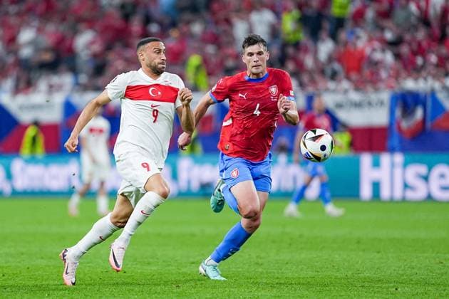 Hamburg, Germany, June 26th 2024: Cenk Tosun (9 Turkiye) and Robin Hranac (4 Czech Republic) battle for the ball (duel) during the UEFA EURO, EM, Europameisterschaft,Fussball 2024 Germany Group F football match between Czechia and Turkiye at Volksparkstadion in Hamburg, Germany. (Daniela Porcelli SPP)  Copyright: xDanielaxPorcellix xSPPx spp-en-DaPoSp-20240626-DP101628