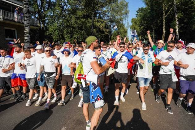 UEFA EURO, EM, Europameisterschaft,Fussball 2024 - Impressionen rund um das Spiel England - Slowenien am 25.06.2024 in Köln Slowenische Fans laufen gemeinsam in einem Fanmarsch zum Stadion