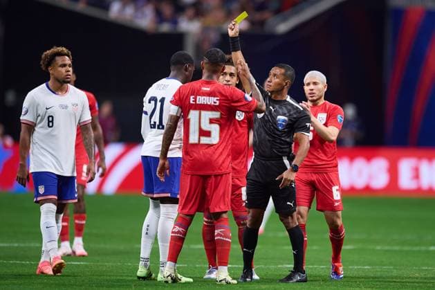RECORD DATE NOT STATED Copa America USA 2024 Panama vs United States Referee Ivan Barton of El Salvador shows yellow card to Timothy Weah of United States during the CONMEBOL Copa America 2024 group C match between Panama and United States (USA), at Mercedes Benz Stadium, on June 27, 2024 in Atlanta, Georgia, United States. ATLANTA GEORGIA UNITED STATES  Copyright: xJosexLuisxMelgarejox 20240627173512_CA_GC_2024_PAN_USA_WEAH97