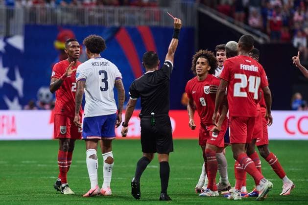 RECORD DATE NOT STATED Copa America USA 2024 Panama 2-1 United States Referee Ivan Barton of El Salvador show sred card to Adalberto Carrasquilla of Panama during the CONMEBOL Copa America 2024 group C match between Panama and United States (USA), at Mercedes Benz Stadium, on June 27, 2024 in Atlanta, Georgia, United States. ATLANTA GEORGIA UNITED STATES  Copyright: xJONATHANxDUENASx 20240627185505_CA_GC_2024_PAN_USA_CARRASQUILLA218