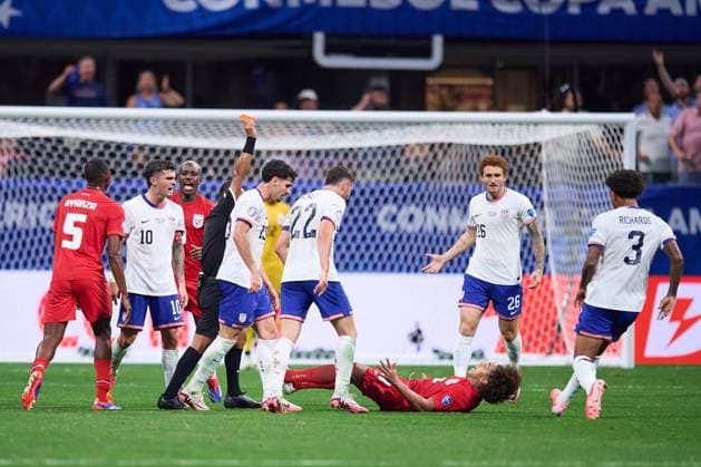 RECORD DATE NOT STATED Copa America USA 2024 Panama 2-1 United States Referee Ivan Barton of El Salvador show sred card to Adalberto Carrasquilla of Panama during the CONMEBOL Copa America 2024 group C match between Panama and United States (USA), at Mercedes Benz Stadium, on June 27, 2024 in Atlanta, Georgia, United States. ATLANTA GEORGIA UNITED STATES  Copyright: xJosexLuisxMelgarejox 20240627191210_CA_GC_2024_PAN_USA_CARRASQUILLA242