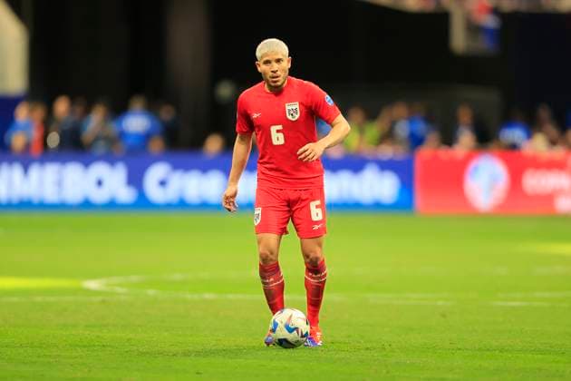 ATLANTA, GA - JUNE 27: Panama midfielder Cristian Martinez (6) controls the football during the Thursday evening soccer game between the USA and Panama on June 27, 2024 at the Mercedes-Benz Stadium in Atlanta, Georgia. (Photo by David J. Griffin Icon Sportswire) SOCCER: JUN 27 CONMEBOL Copa America - Panama vs United States EDITORIAL USE ONLY Icon9532406271477