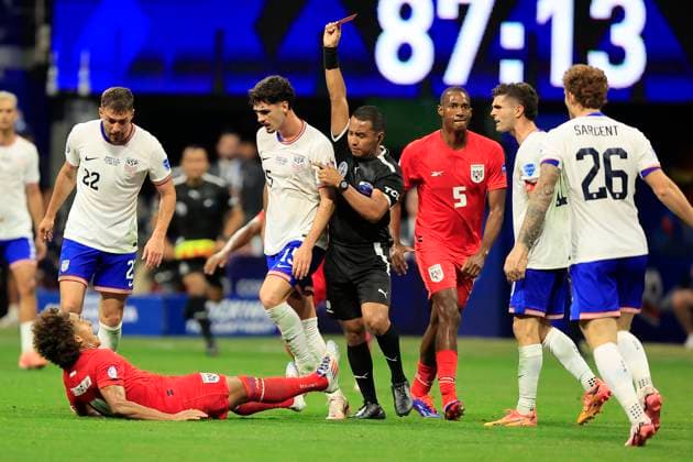 ATLANTA, GA - JUNE 27: Panama midfielder Adalberto Carrasquilla (8) receives a red card during the Thursday evening soccer game between the USA and Panama on June 27, 2024 at the Mercedes-Benz Stadium in Atlanta, Georgia. (Photo by David J. Griffin Icon Sportswire) SOCCER: JUN 27 CONMEBOL Copa America - Panama vs United States EDITORIAL USE ONLY Icon9532406271684