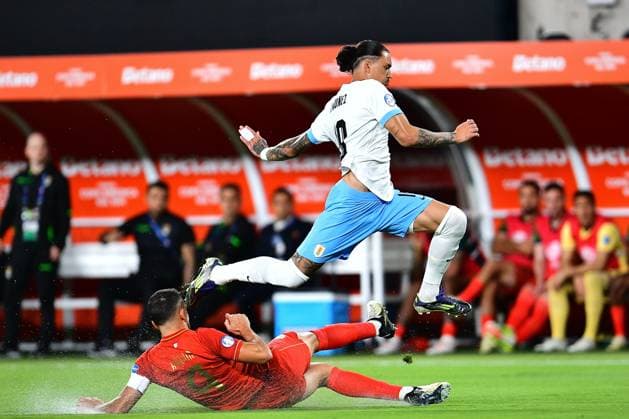 RECORD DATE NOT STATED Copa America USA 2024 Uruguay vs Bolivia Luis Haquin (L) of Bolivia fights for the ball with Darwin Nunez (R) of Uruguay during the CONMEBOL Copa America 2024 group C match between Uruguay and Bolivia, at MetLife Stadium, on June 27, 2024 in East Rutherford, New Jersey, United States. EAST RUTHERFORD NEW JERSEY UNITED STATES  Copyright: xAdrianxMaciasx 20240627201841_CA_GC_2024_URU_BOL_NUNEZ8
