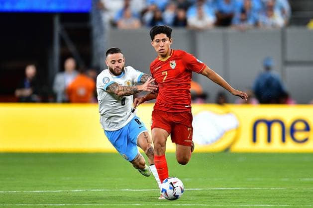 RECORD DATE NOT STATED Copa America USA 2024 Uruguay vs Bolivia Nahitan Nandez (L) of Uruguay fights for the ball with Miguel Terceros (R) of Bolivia during the CONMEBOL Copa America 2024 group C match between Uruguay and Bolivia, at MetLife Stadium, on June 27, 2024 in East Rutherford, New Jersey, United States. EAST RUTHERFORD NEW JERSEY UNITED STATES  Copyright: xAdrianxMaciasx 20240627202226_CA_GC_2024_URU_BOL_TERCEROS16
