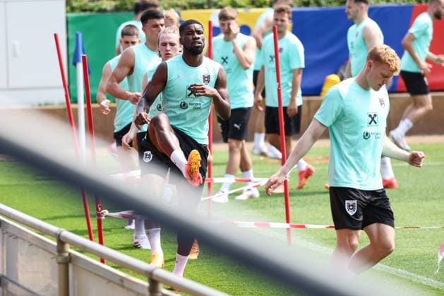 SOCCER - UEFA EURO, EM, Europameisterschaft,Fussball 2024 BERLIN,GERMANY,28.JUN.24 - SOCCER -UEFA EURO 2024, OEFB, Oesterreichischer Fussball-Bund, training. Image shows Kevin Danso, Nicolas Seiwald (AUT) and the team of AUT.  GEPAxpictures xArminxRauthner