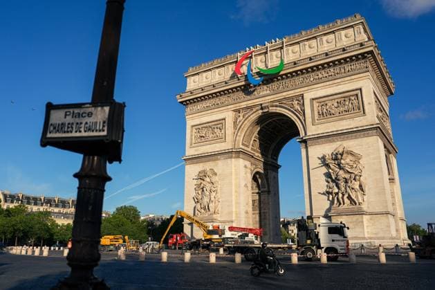 Sport Bilder des Tages (240628) -- PARIS, June 28, 2024 -- The Paralympic symbol, the Agitos, is seen on the Arc de Triomphe in Paris, France, June 28, 2024. ) (SP)FRANCE-PARIS-PARALYMPIC SYMBOL XuxChang 