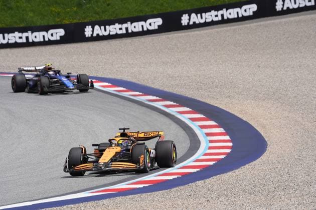 Formel 1 Großer Preis von Österreich 2024 28.06.2024, Red Bull Ring, Spielberg, Formel 1 Großer Preis von Österreich 2024 , im Bild Oscar Piastri (AUS), McLaren F1 Team, Logan Sargeant (USA), Williams Racing