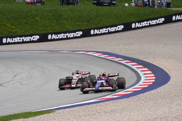 Formel 1 Großer Preis von Österreich 2024 28.06.2024, Red Bull Ring, Spielberg, Formel 1 Großer Preis von Österreich 2024 , im Bild Yuki Tsunoda (JPN), Visa Cash App RB Formula One Team, Kevin Magnussen (DNK), Haas F1 Team