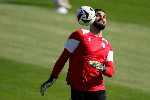 Georgia s goalkeeper Giorgi Mamardashvili takes part during a training session in Velbert, Germany, 28 June 2024. The team prepares its Euro2024 round of 16 soccer game against Spain on next 30 June. Georgia s training session !ACHTUNG: NUR REDAKTIONELLE NUTZUNG!  Copyright: xALBERTOxESTEVEZx GRAF9077 20240628-55014005376_1
