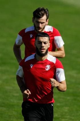 Georgia s strikers Georges Mikautadze (front) and Khvicha Kvaratskhelia (back) take part during a training session in Velbert, Germany, 28 June 2024. The team prepares its Euro2024 round of 16 soccer game against Spain on next 30 June. Georgia s training session !ACHTUNG: NUR REDAKTIONELLE NUTZUNG!  Copyright: xALBERTOxESTEVEZx GRAF9081 20240628-55014005397_1
