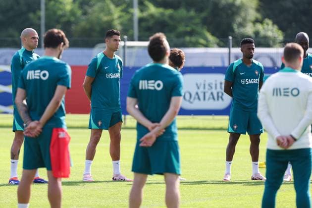EM 2024: Portugal Training in Marienfeld am 28.06.2024 A minute of silence for former player of Sporting Lisboa Faleceu Manuel Fernandes , here with Cristiano Ronaldo ( 7, Portugal)