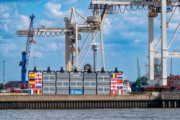 Größter Turnierbaum der Welt: Neue Container-Installation am Hamburger Hafen läutet die K.O.-Runde der UEFA EURO, EM, Europameisterschaft,Fussball 2024 ein. 28.06.24, Hamburg, UEFA Europameisterschaft, Fussball Â