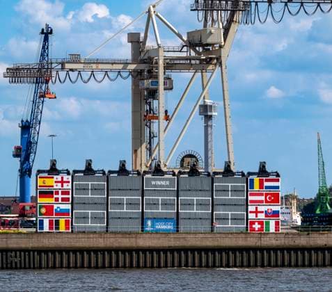 Sport Bilder des Tages Größter Turnierbaum der Welt: Neue Container-Installation am Hamburger Hafen läutet die K.O.-Runde der UEFA EURO, EM, Europameisterschaft,Fussball 2024 ein. 28.06.24, Hamburg, UEFA Europameisterschaft, Fussball Â
