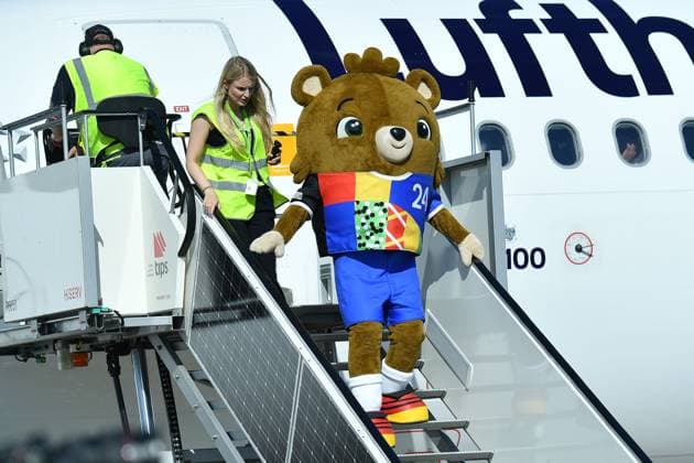Dortmund Airport empfängt deutsche Nationalmannschaft Die deutsche Nationalmannschaft bei der Ankunft am Dortmund Airport. Maskottchen Albärt