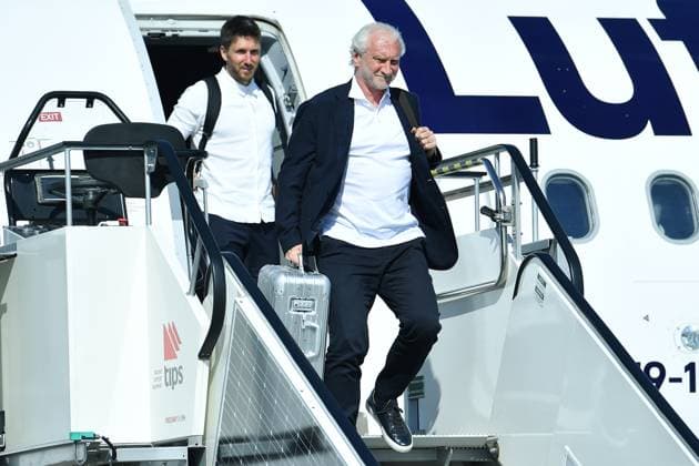 Dortmund Airport empfängt deutsche Nationalmannschaft Die deutsche Nationalmannschaft bei der Ankunft am Dortmund Airport. Rudi Völler ( Direktor Nationalmannschaften Deutschland )
