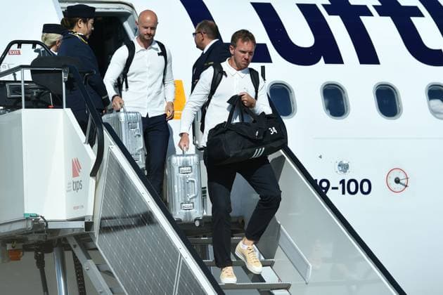 Dortmund Airport empfängt deutsche Nationalmannschaft Die deutsche Nationalmannschaft bei der Ankunft am Dortmund Airport. Julian Nagelsmann ( Bundestrainer )