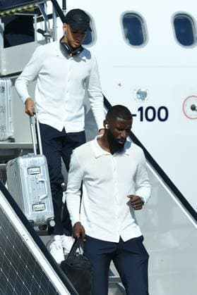 Dortmund Airport empfängt deutsche Nationalmannschaft Die deutsche Nationalmannschaft bei der Ankunft am Dortmund Airport. Antonio Rüdiger ( Deutschland ), vorne - Jamal Musiala ( Deutschland ), hinten