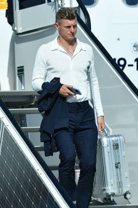 Dortmund Airport empfängt deutsche Nationalmannschaft Die deutsche Nationalmannschaft bei der Ankunft am Dortmund Airport. Toni Kroos ( Deutschland )