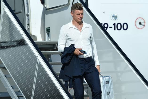 Sport Bilder des Tages Dortmund Airport empfängt deutsche Nationalmannschaft Die deutsche Nationalmannschaft bei der Ankunft am Dortmund Airport. Toni Kroos ( Deutschland )