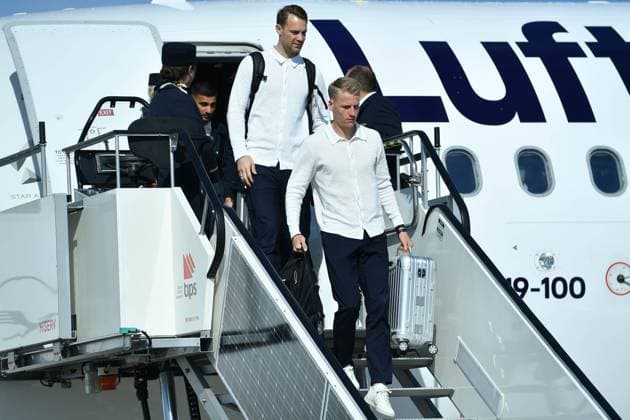 Dortmund Airport empfängt deutsche Nationalmannschaft Die deutsche Nationalmannschaft bei der Ankunft am Dortmund Airport. Chris Jan Führich ( Deutschland ), vorne - Manuel Neuer ( Deutschland ), hinten