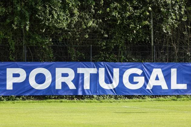 EM 2024: Portugal Training in Marienfeld am 28.06.2024 Portugal Banner Plane Plakat am Trainingsplatz