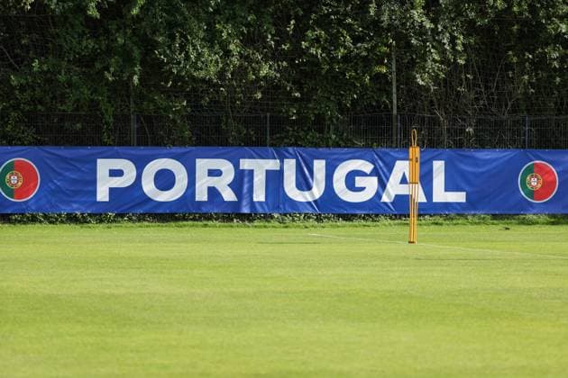 EM 2024: Portugal Training in Marienfeld am 28.06.2024 Portugal Banner Plane Plakat am Trainingsplatz