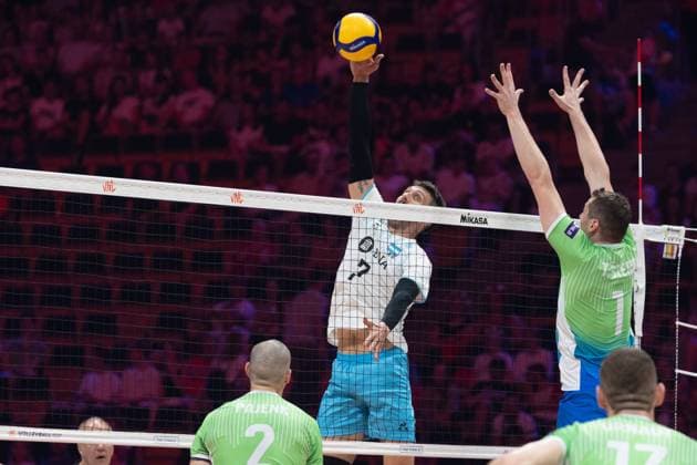 Slovenia - Argentina 28.06.2024 Lodz, Poland, men s Volleyball Nations League, final round quarter finals , game ( match ) Slovenia - Argentina ; image shows: Facundo Conte (L) Toncek Stern (R) photo Katarzyna Plewczynska Fotostyk Copyright: xFotostykxPhotoxAgencyx 20240628FCTKP1048