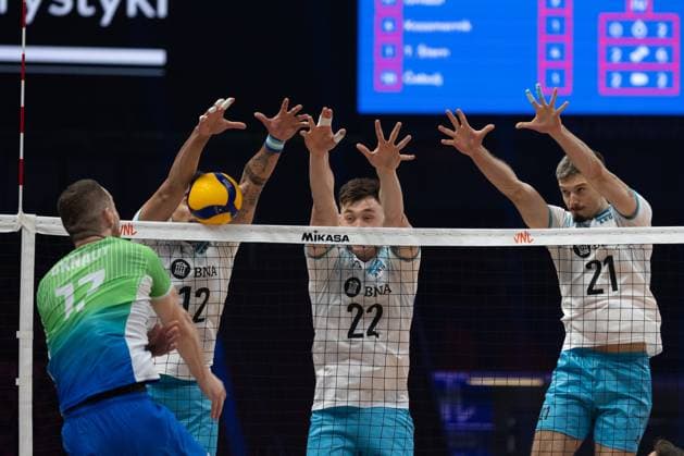 Slovenia - Argentina 28.06.2024 Lodz, Poland, men s Volleyball Nations League, final round quarter finals , game ( match ) Slovenia - Argentina ; image shows: Tine Urnaut (17) Bruno Lima (12) Nicolas Zerba (22) Luciano Palonsky (21) photo Katarzyna Plewczynska Fotostyk Copyright: xFotostykxPhotoxAgencyx 20240628FCTKP1168