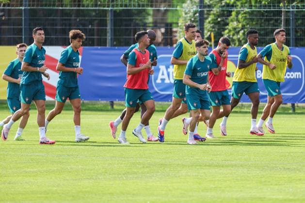 EM 2024: Portugal Training in Marienfeld am 28.06.2024 Warmlaufen der portugiesischen Mannschaft