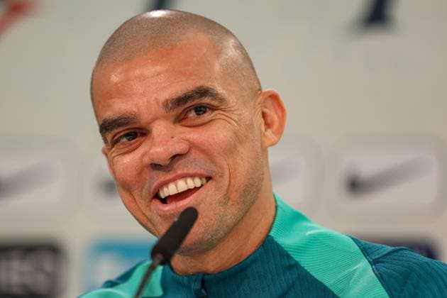 EM 2024: Portugal Pressekonferenz mit Pepe in Marienfeld 28.06.2024 Pepe ( 3, Portugal) lacht lächelt auf der Pressekonferenz