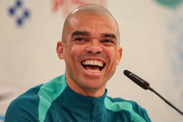 EM 2024: Portugal Pressekonferenz mit Pepe in Marienfeld 28.06.2024 Pepe ( 3, Portugal) lacht lächelt auf der Pressekonferenz