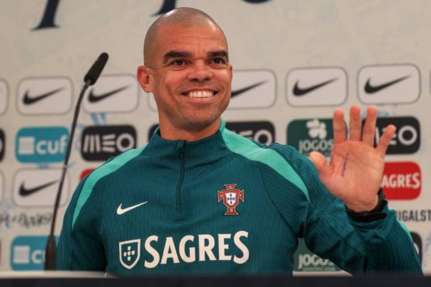 EM 2024: Portugal Pressekonferenz mit Pepe in Marienfeld 28.06.2024 Pepe ( 3, Portugal) lacht und winkt auf der Pressekonferenz
