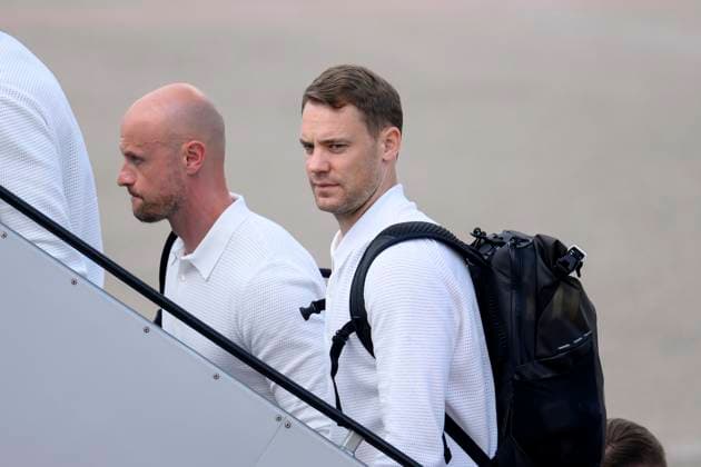 Athletiktrainer Krunoslav Banovcic und Torwart Manuel Neuer steigen in den Flieger am Flughafen Nürnberg vor dem Abflug der Nationalmannschaft zum Achtelfinale gegen Dänemark bei der UEFA EURO, EM, Europameisterschaft,Fussball 2024 Fußball-Europameisterschaft in Dortmund. Nürnberg, 28.06.2024 Bayern Deutschland Copyright: xDwixAnoraganingrumx
